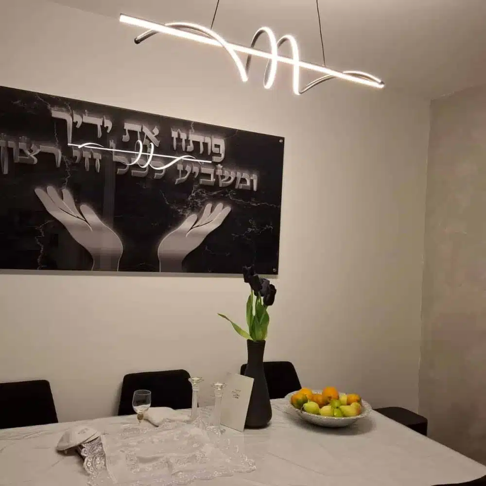 פותח את ידיך תמונת זכוכית שחור